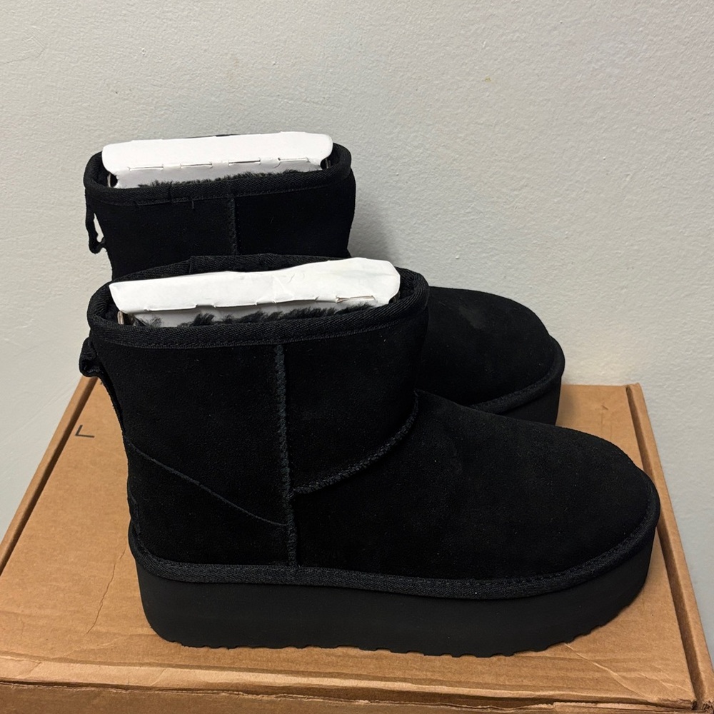 UGG CLASSIC Women's Black Suede Boots, New never used and perfect for Winter - Picture 5 of 8